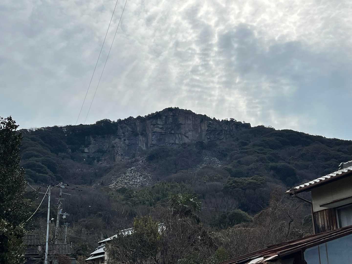 心経山　こちら側は採石跡あり…