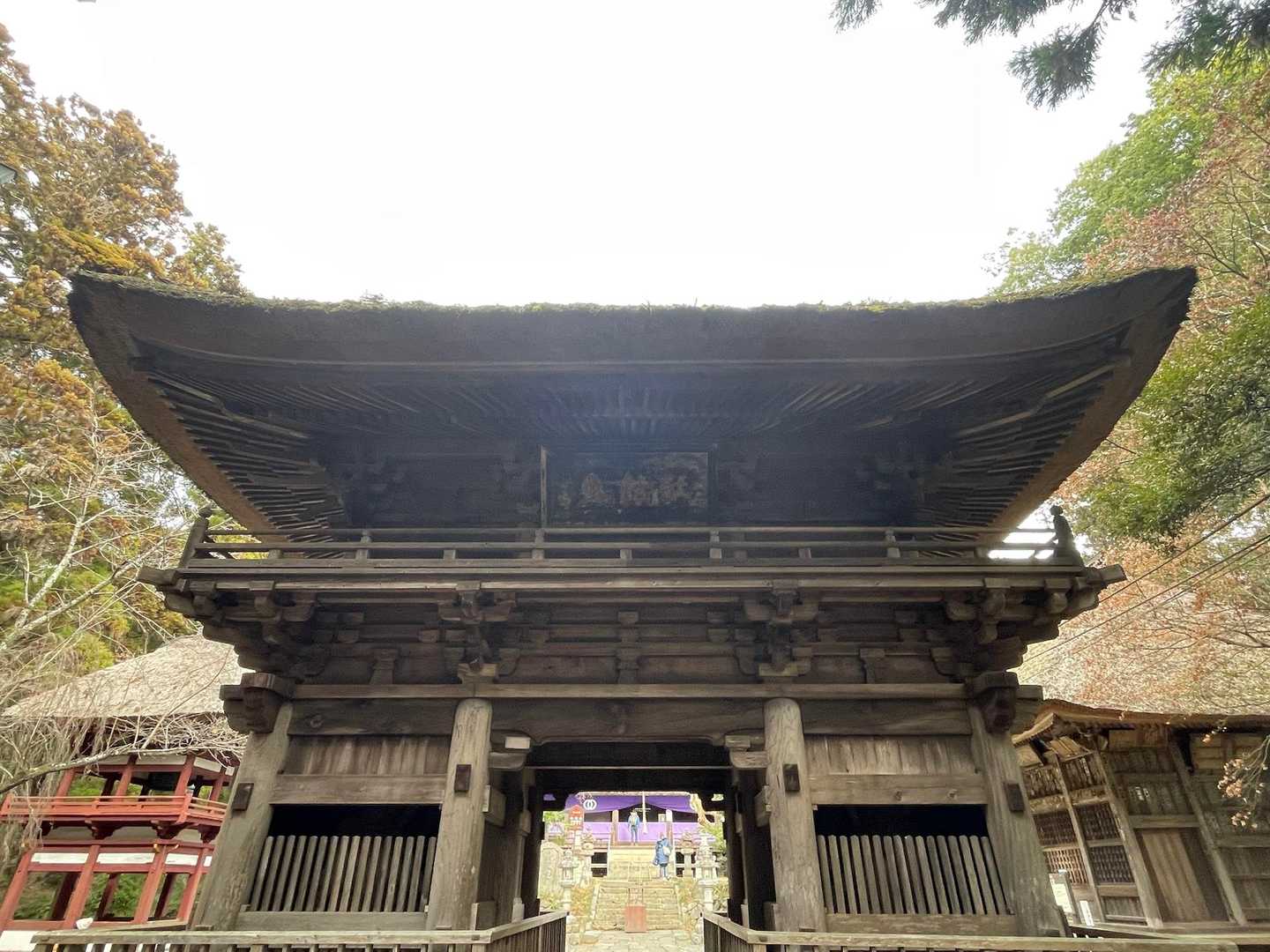 立派な室町時代創建の山門を潜り