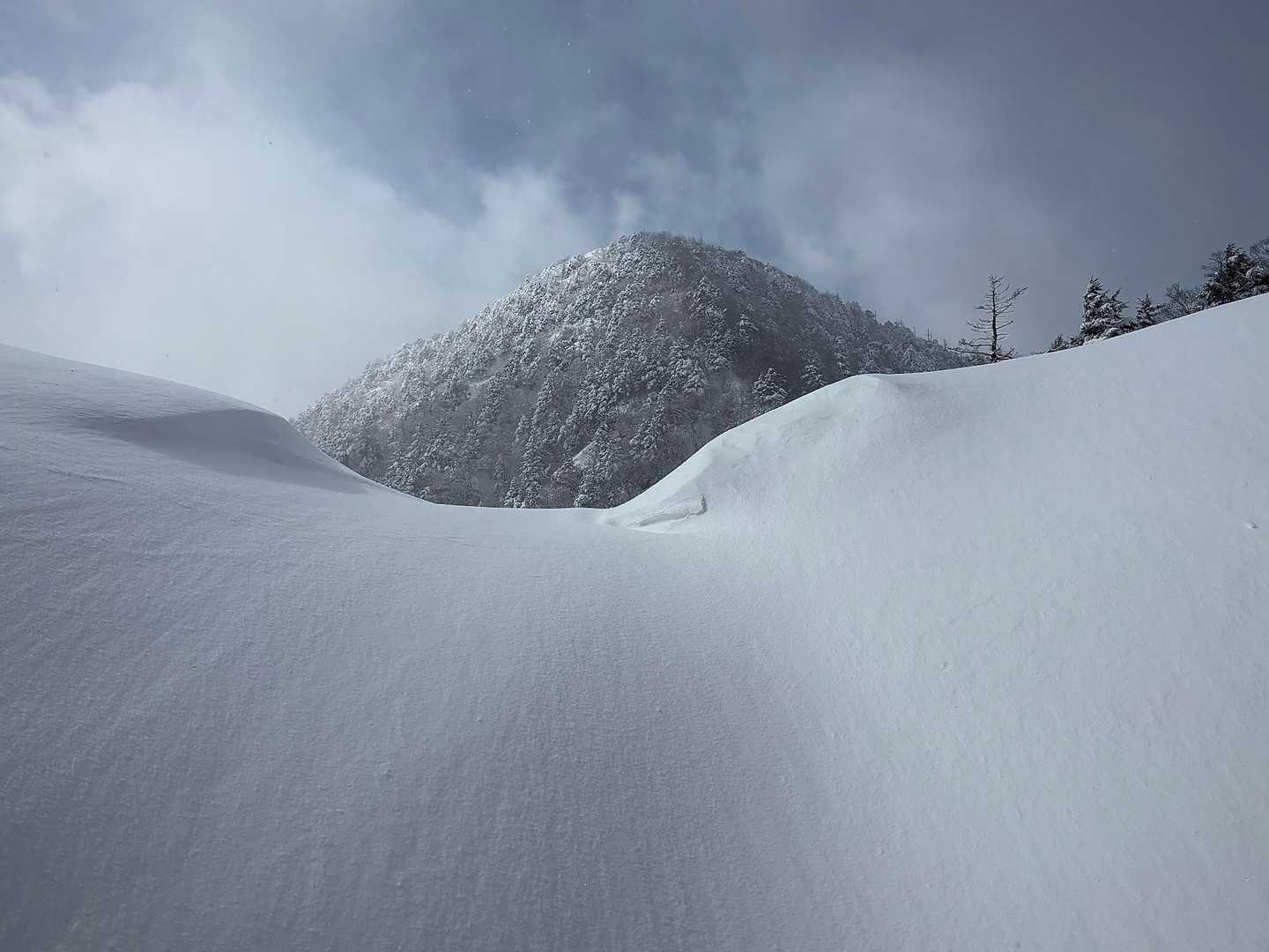 雪庇と鶏頂山