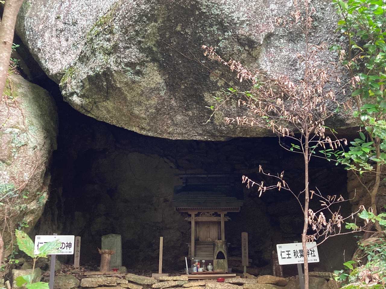 巨石の裏に　祠発見⭐️👏👏