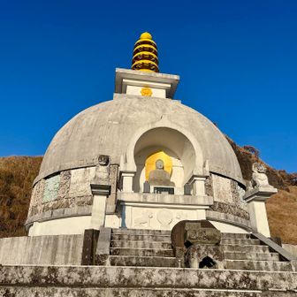 山の中腹には、平和塔と呼ばれる仏舎利塔