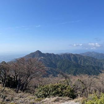 辺りを見渡すと、鎌ヶ岳が見えます。

特徴的な尖った様相であり、目立ちます。