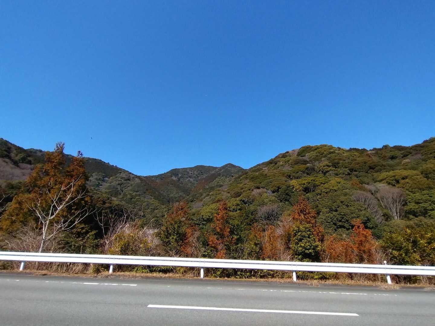 国道を歩いて車まで戻ります。歩いてきた稜線見えます。三角形のが高山。