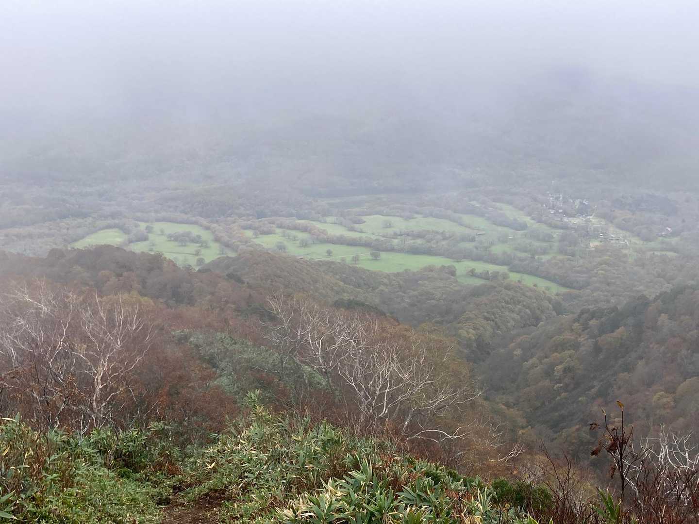 弥勒尾根から牧場を俯瞰
飯綱山など周りの紅葉と、戸隠牧場の鮮やかな緑がパッチワークのよう🍁