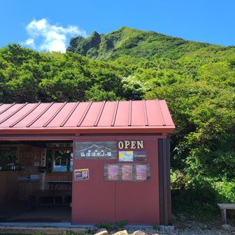 こちらの小屋は営業中。
宿泊不可、🚻は携帯トイレブースのみ。