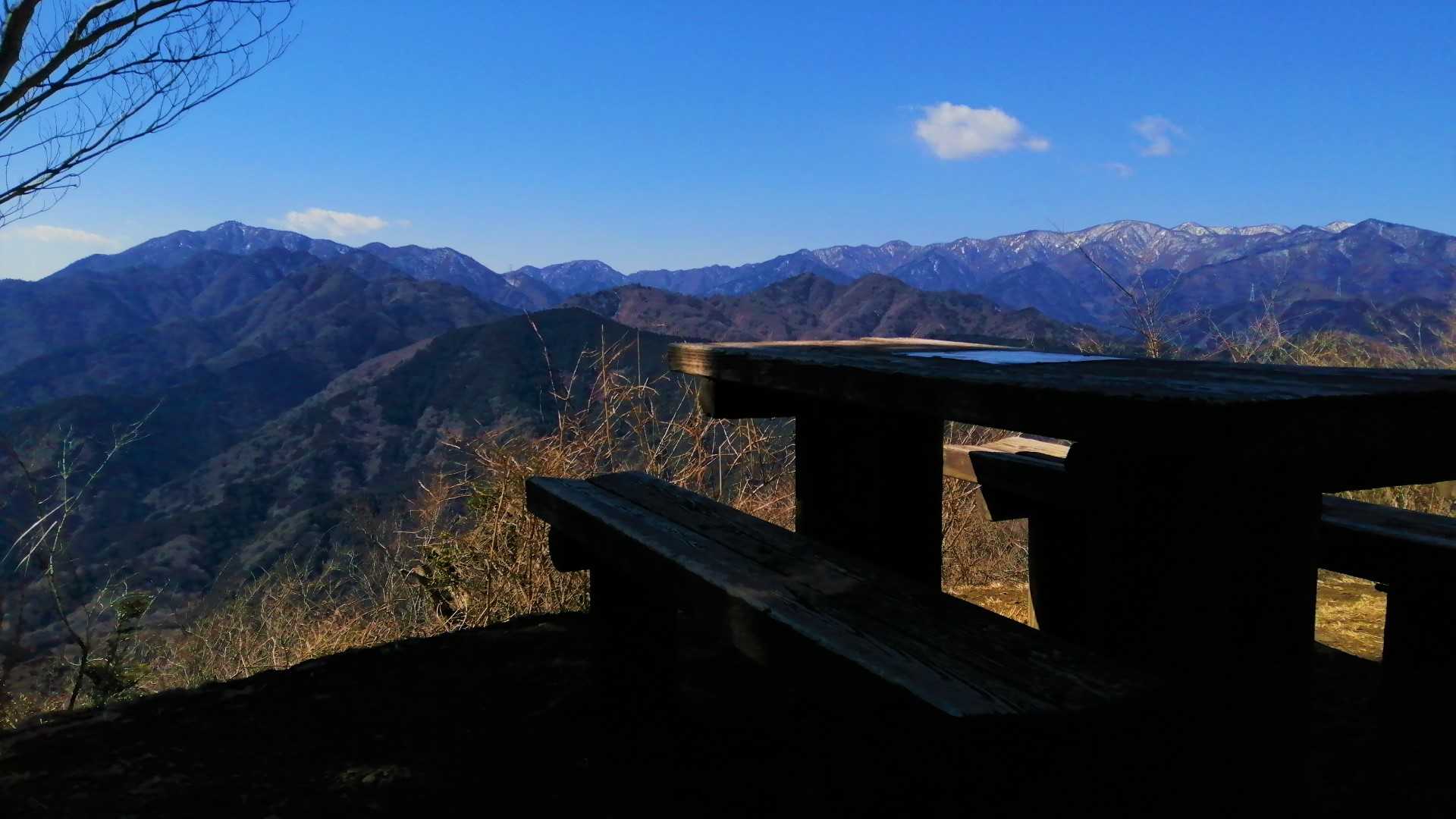 経ヶ岳山頂のベンチ。休憩に最高。ここに家建てたい。