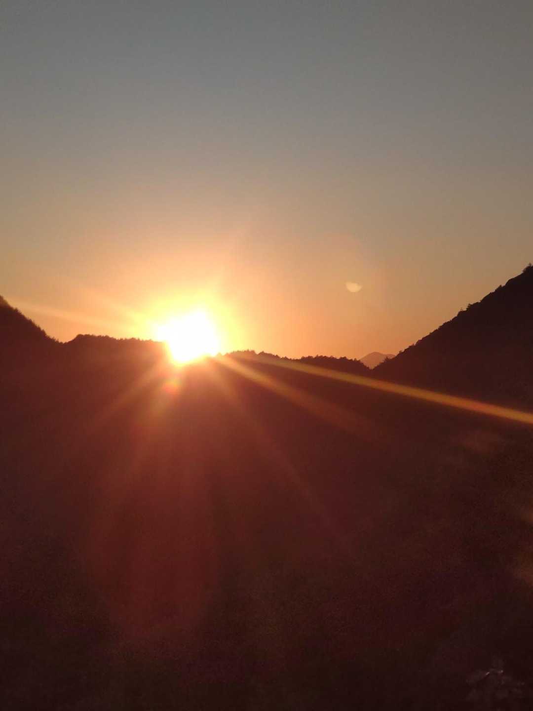 沈みゆく夕陽と遠くに伊吹山😲
伊吹山がどんぐり山から見えたことに感動です😂