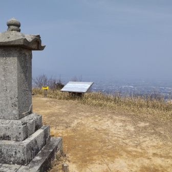 天保年間に建てられたという石塔新川開通時、無縁仏の霊をまつったものと言われている