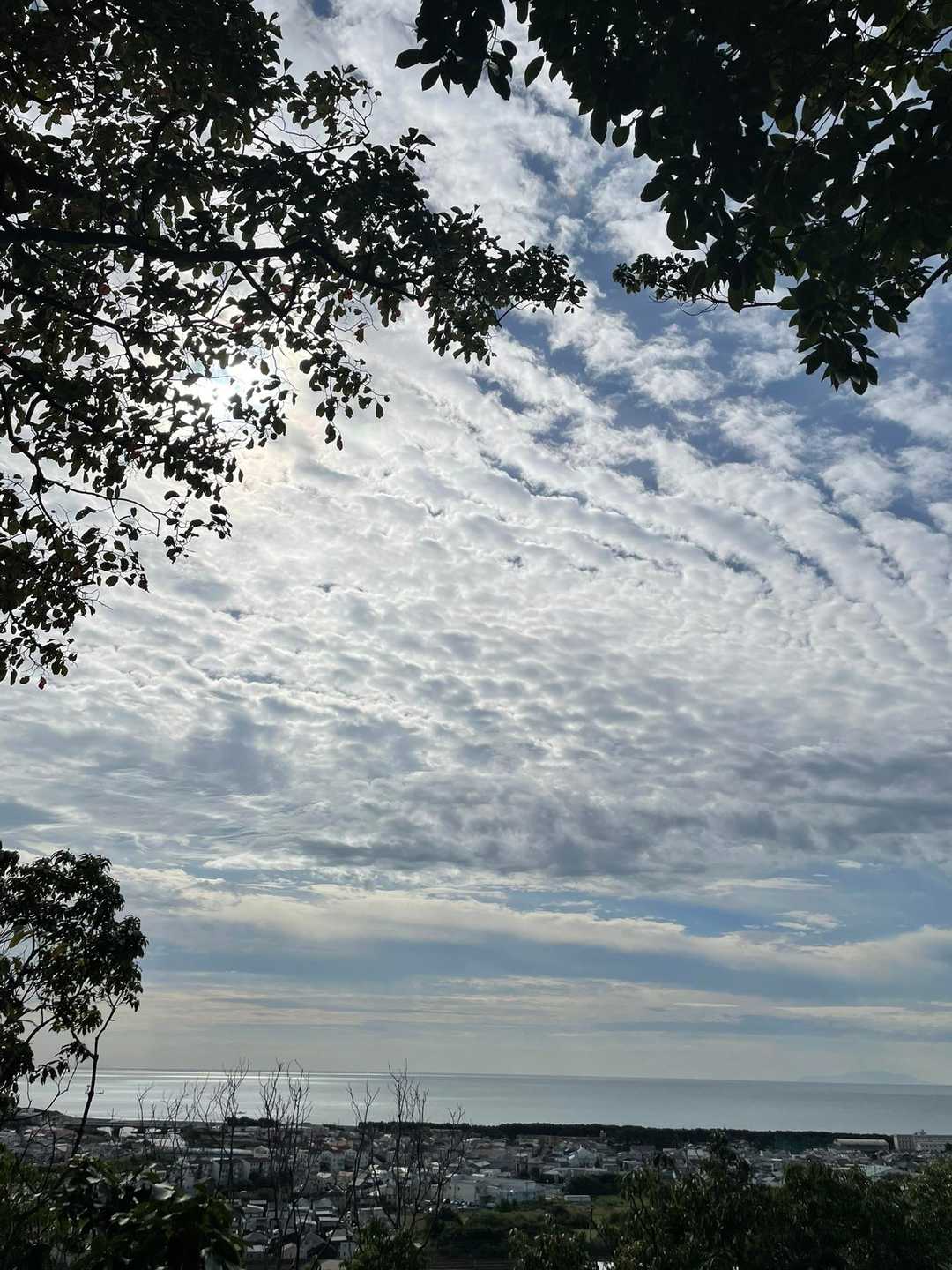 秋の空と水平線