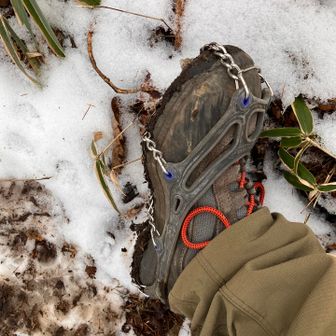 本日は天候に恵まれず眺望があまり無いので早々に下山です。下りは安全のため今年初の　チェーンスパイクを履いてみます。