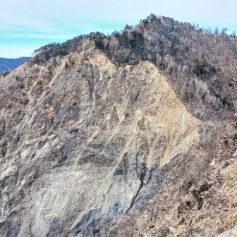 ナイフの刃先に向かいます