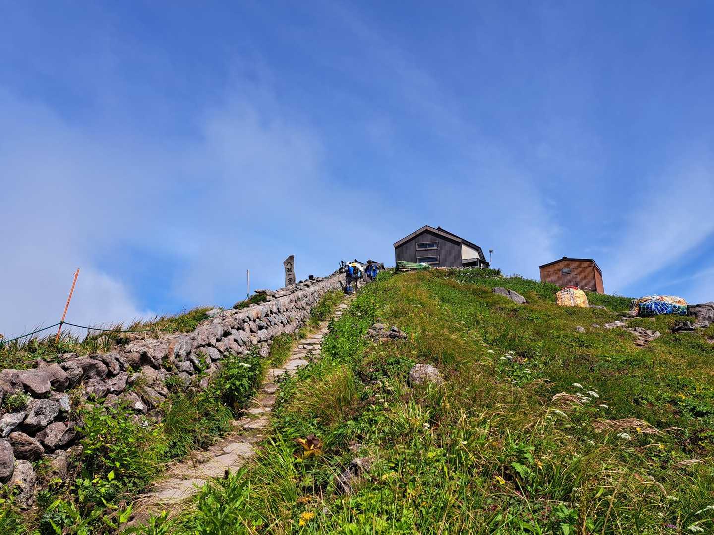 月山八合目往復 | 夏は残雪と花の楽園、秋は黄金に染まる草紅葉、四季折々の魅力の写真