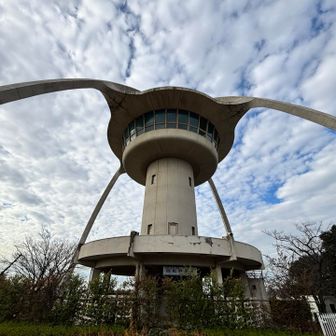 手柄山平和公園にある回転展望台。老朽化で閉鎖されていて、上には登れません。
この奥？が山頂のようですが、山頂標識もなーんもなかったです。