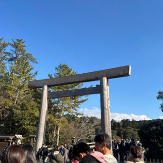 さて、いよいよ内宮です。五十鈴川にかかる宇治橋を渡ります。この橋は日常の世界から、神聖な世界を結ぶ架け橋です。ここからは右側通行
