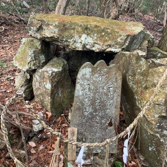祭祀に使ってるのかな？
右から順に、富士山大権現、立山大権現、白山大権現と刻まれてます。