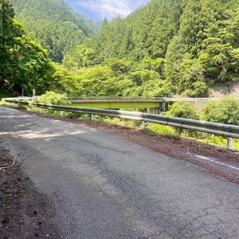 有間ダムを通って橋を渡ると登山口