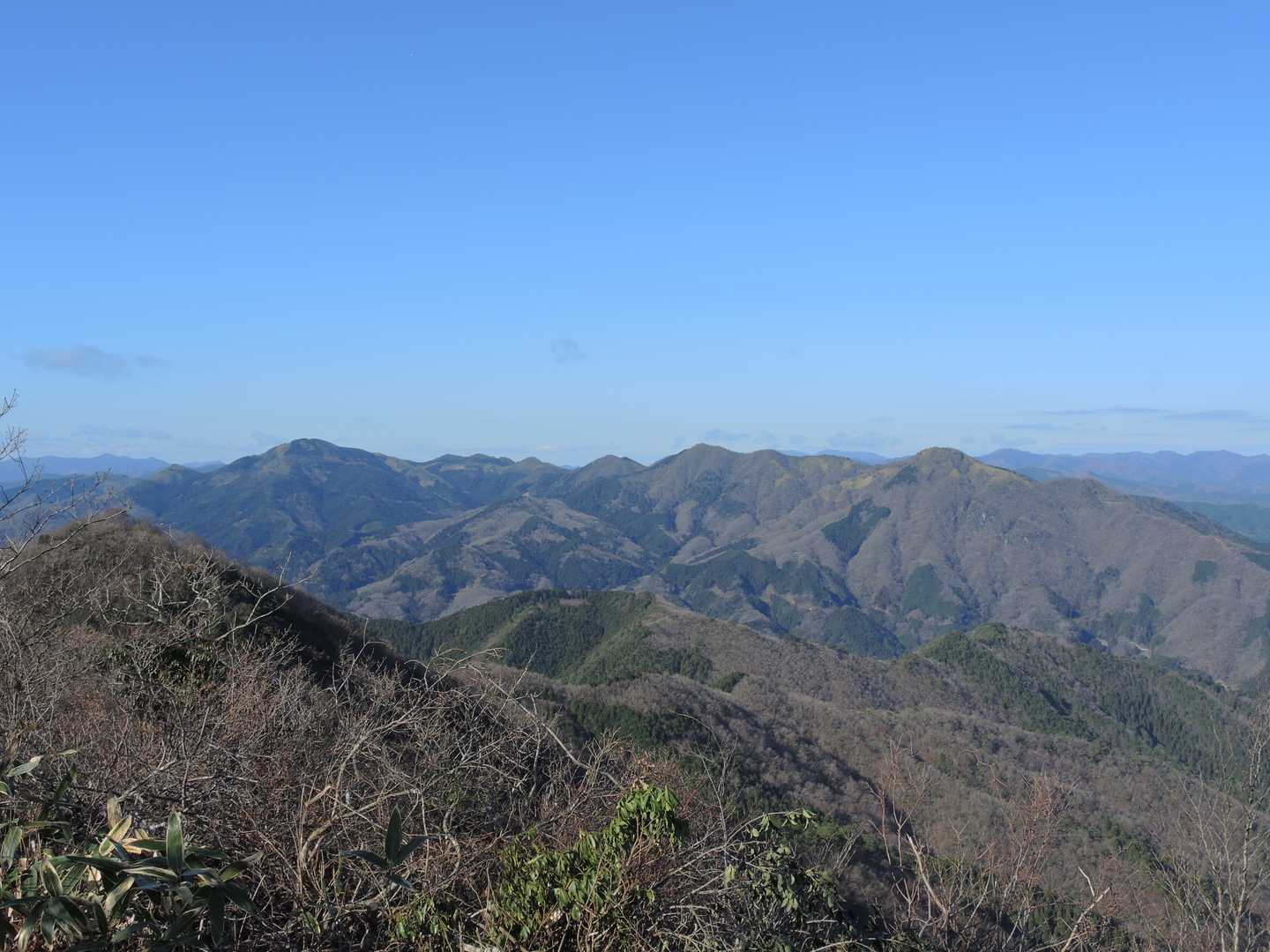 直ぐ近くには星山→櫃ヶ山がドーンと、青空も綺麗です🎵✨