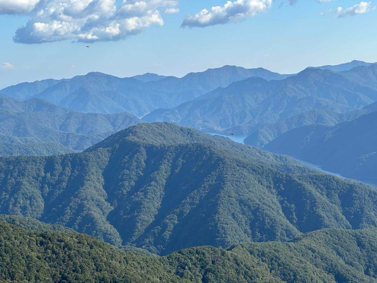 【冠山からの眺望】
左から花房山、権現山
右中景に徳山ダム