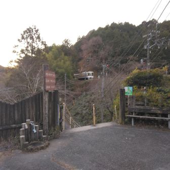 斜めの急な階段下り