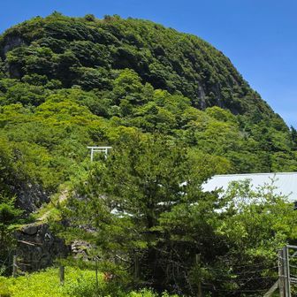 筒上山（つつじょうざん）の直下（手箱越付近）にある覚心寺修験道場（筒上山遥拝所・大山祇神社）