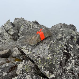 真っ白の中、石垣山に登頂。
本来は絶景らしい。