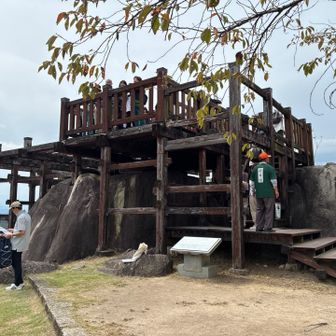山頂は展望台で行列が。