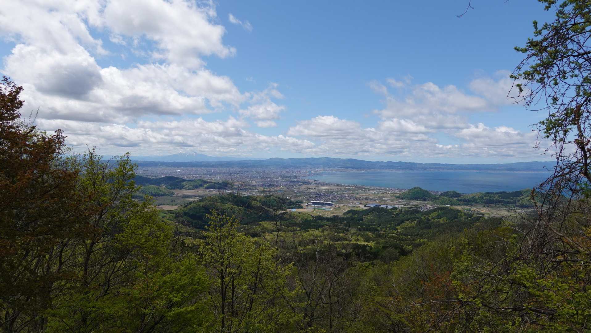展望所から望む岩木山と青森市街