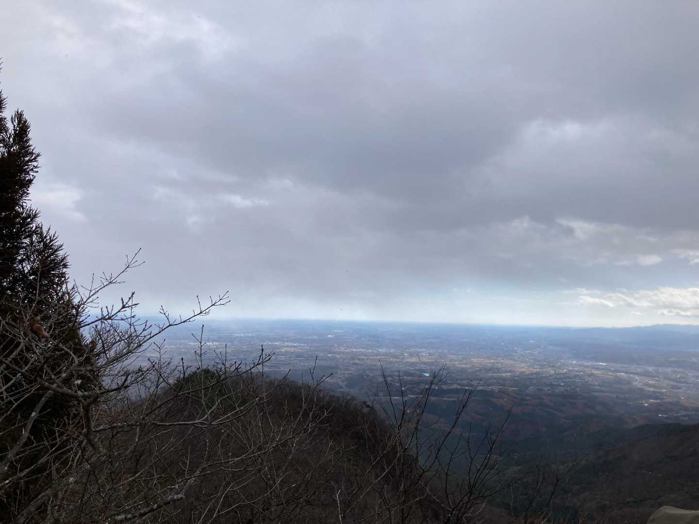 雪雲が覆い被さっているけど、、下界は見られました
暖かいものを取って、さっさと下山します！