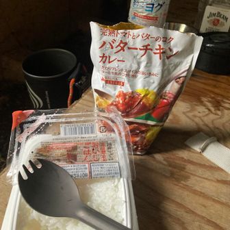 この敷地に一人ぼっち…絶対に怖いと思ってはいけないのです！
暗くなる前に夕食を済ませる。
この後豪雨に雷⚡️
トタン屋根に容赦なく打ち付ける雨音にも負けず、JIM BEAMそのまま呑んで寝る‼️
それしか耐えられる道は無いのです！
決して怖いと思ってはイケナイ…

そういえば…20時前くらいに一人通過された方がいた。
稜線で雷雨に3時間くらい足止めされたと。避難小屋に入るように勧めたけど降りて行かれた。あの後また激しく降ったけど大丈夫だったかなぁ🥺