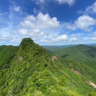 嶽ノ森山雌岳登頂⛰️
目の前に雄岳が😍めっちゃええ景色です👍
右下にナメトコ岩が見える🪨