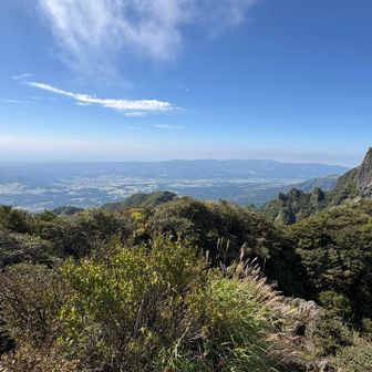 天狗峰の左側、写真から中心奥宮にチラリと見えるのは南峰だと思います。
此処も昔行きましたが、登山道が崩壊して
今は登れない様です。