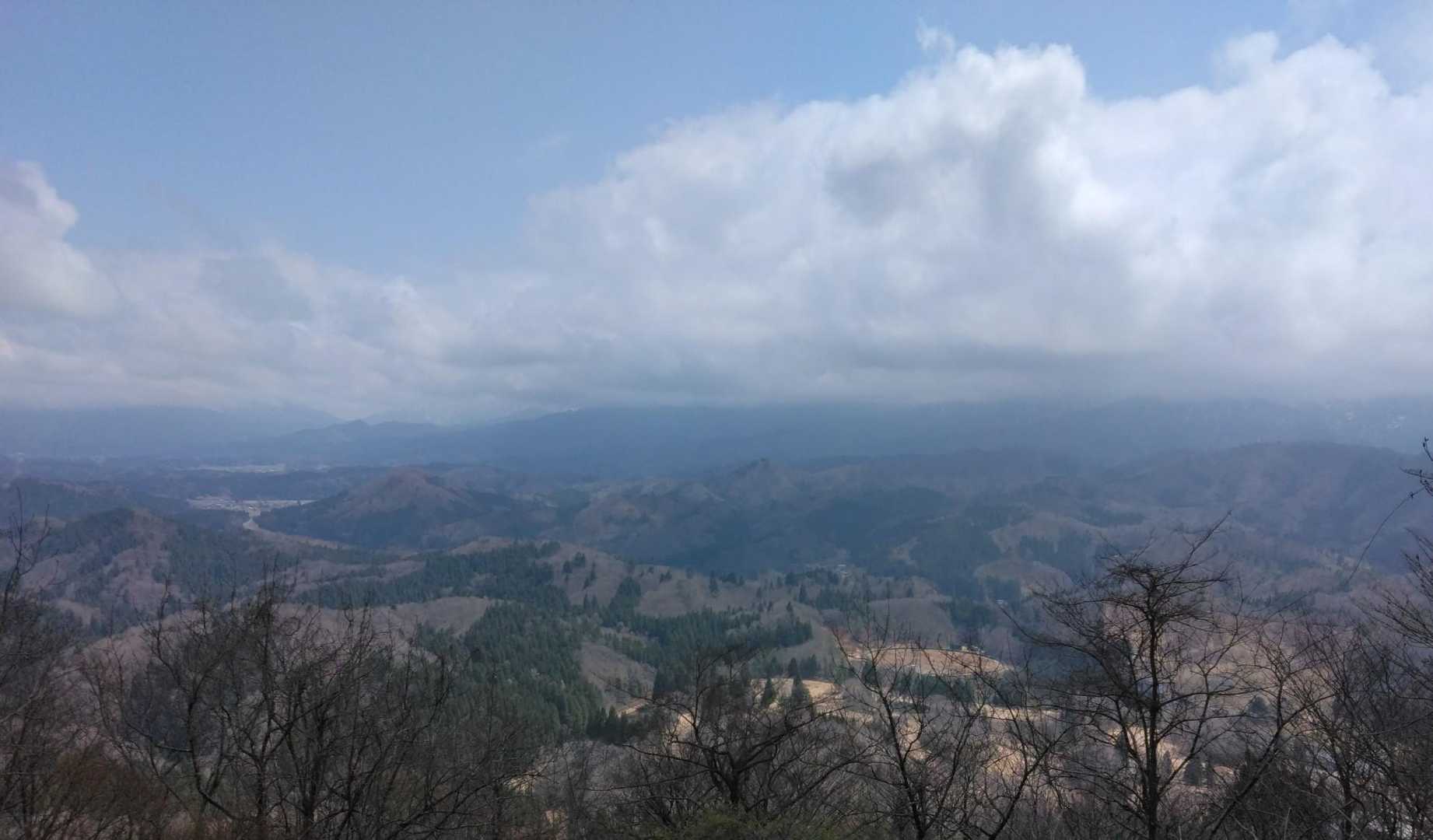 展望台
山に登ってピークに立つと
人ってなんてちっぽけなんだと思いませんか
そんなふうに自分を戒めたり
お山に何かを吸い取ってもらったり　
だから山が好きです
