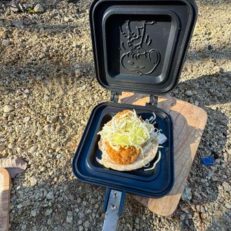 今日は、カツとチーズにキャベツの千切りを挟んで