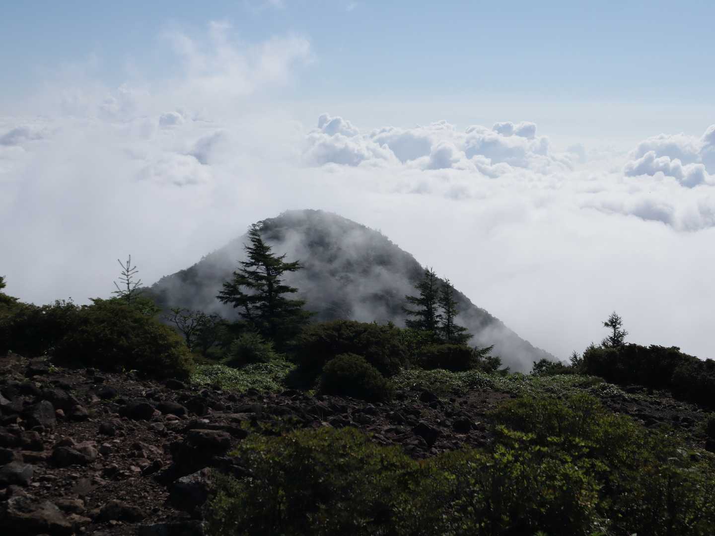 雲と霧から頭を出す丸山