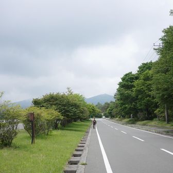 スタスタ行くSKYって書いた帽子被ってる父🧌
スマホの電波が無いって怒り歩みが遅い母🧌
歌いながら間を歩く私🧌♪
