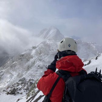 途中雲間から赤岳が。