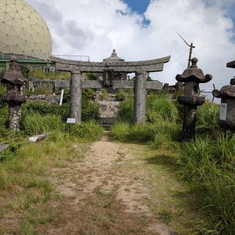 歴史を感じる山頂