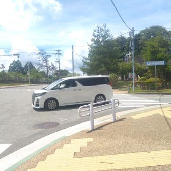 記念碑台に到着。結構車の通りが多かったです💦
ここからバッドレスに向かいます。右の裏六甲道路を少し歩いて左側のノースロードに。