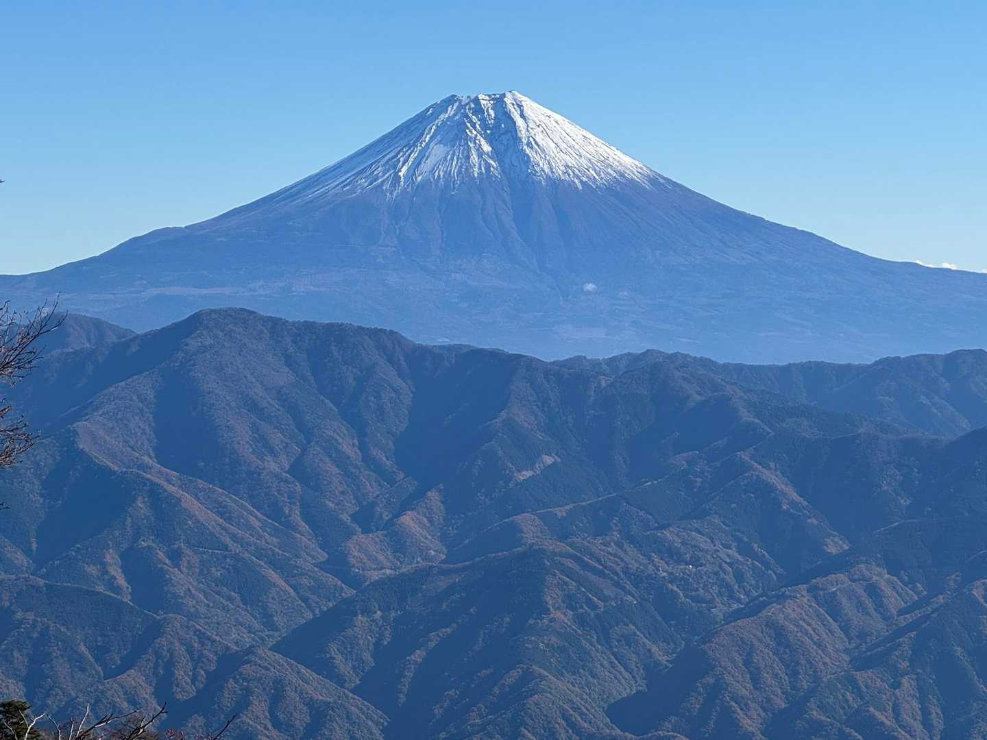 七面山表参道 | 身延山の守護神を祀る日蓮宗の聖地。敬慎院山門を額縁にした富士山の写真