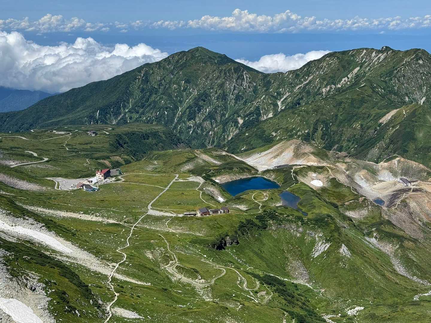 室堂ターミナルとミクリガ池。
中央は大日岳、右は奥大日岳。