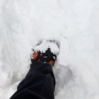 自分がチェーンスパイク使うの３度目くらいだけど、傾斜で軟らかい雪ではかえって危険な場面もあるなという感想。
横方向の力にズレやすいし、キックステップ絡めたときもズレたり緩んだりしがち。

あと、水分多い雪を踏み込むと、足裏のチェーンを巻き込んで雪塊というか氷が形成されてしまう。この状態が頻繁に発生するようなら、外した方が安全。
