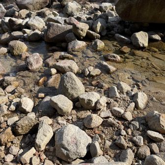 赤いペンキの石の上を渡る