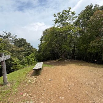山頂はこんな感じ
ベンチが全部で3つ(混雑時は座れないですね😅)