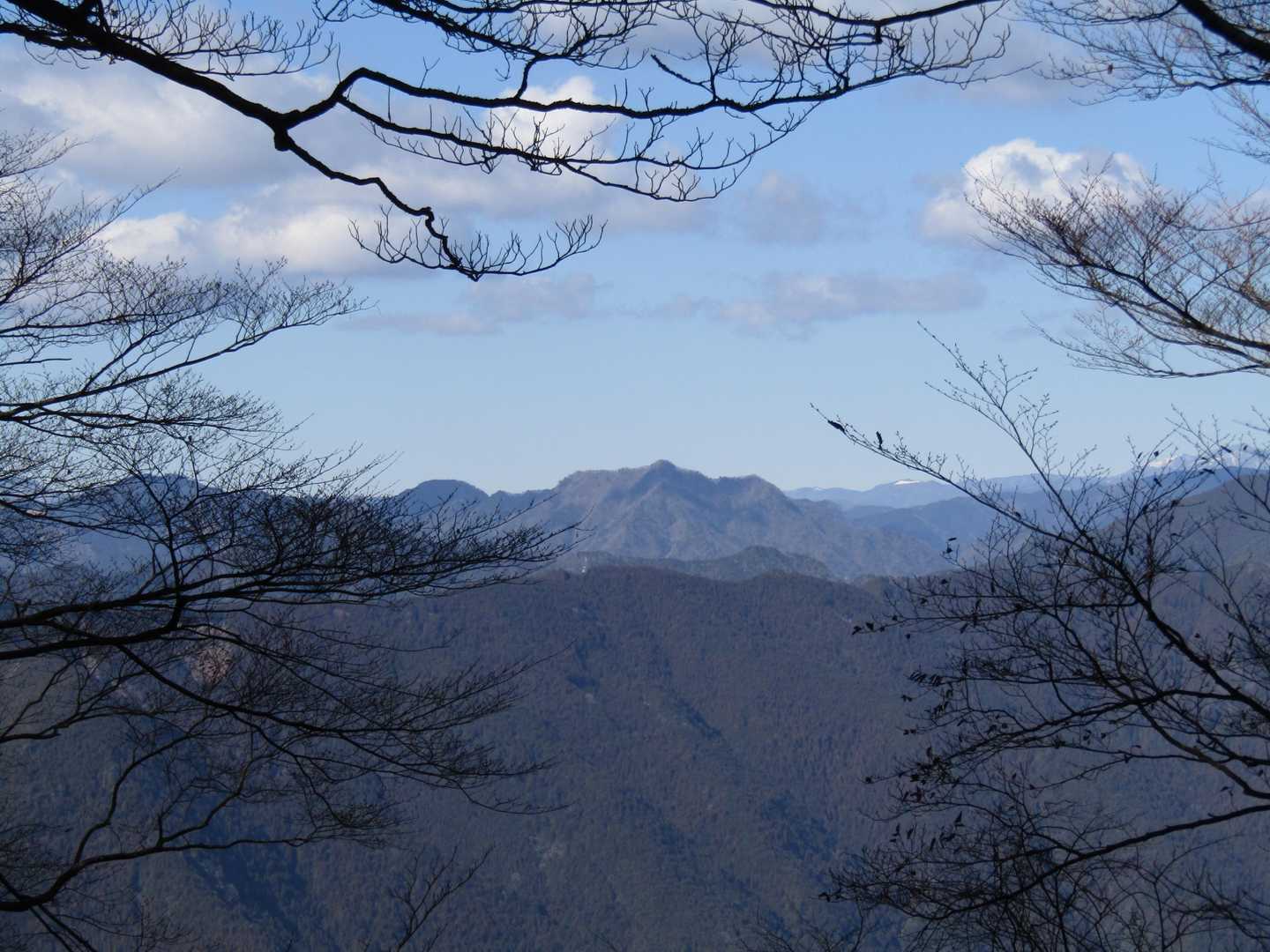 日本ヶ塚山だと思います。
右に微かに恵那山が見えます。