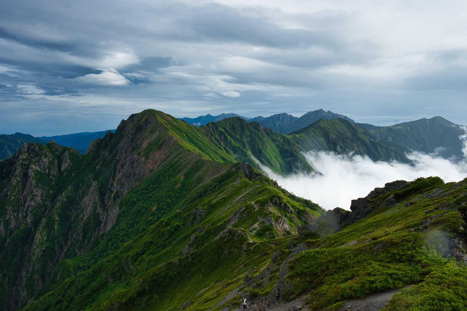 歩いてきた稜線 奥には白馬岳