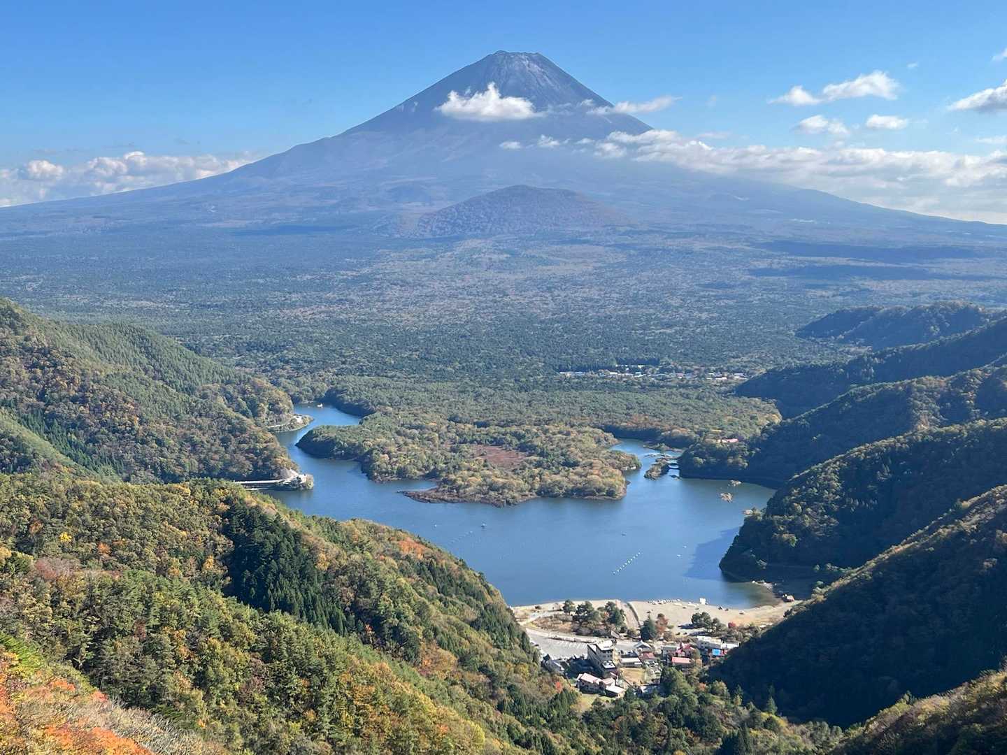 ビューポイントその1から。山頂ほどの樹海の広さは無いですが、馬蹄形の精進湖がばっちり。