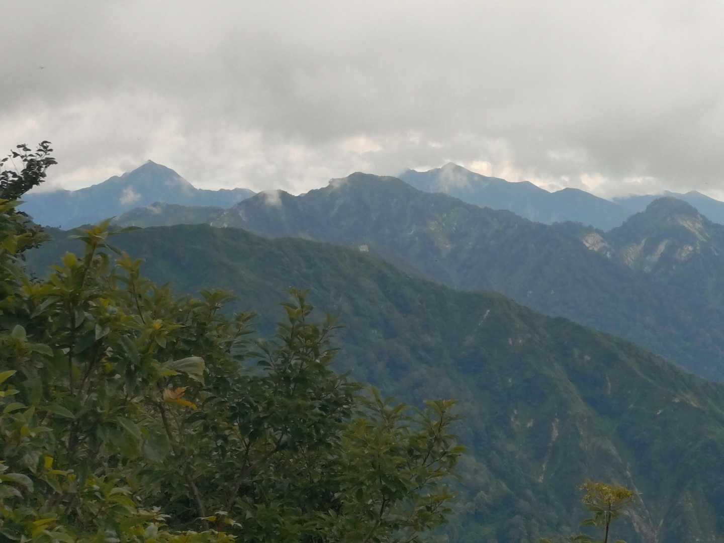 五竜と鹿島槍がかろうじて