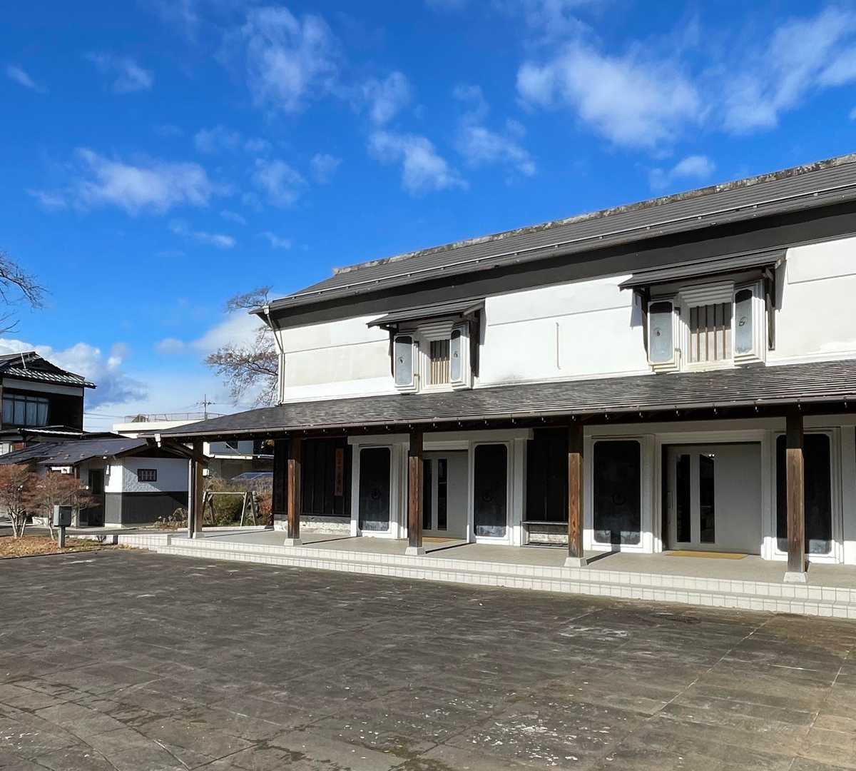 てな訳で今年の登り初めは、遅めの行動開始
になってしまった事と、夕方には病院なので、
マイナーな山をピークハントしてきました。

黒羽田町公園駐車場🅿️ からスタート🥾
キレイなトイレ🚻もあります。