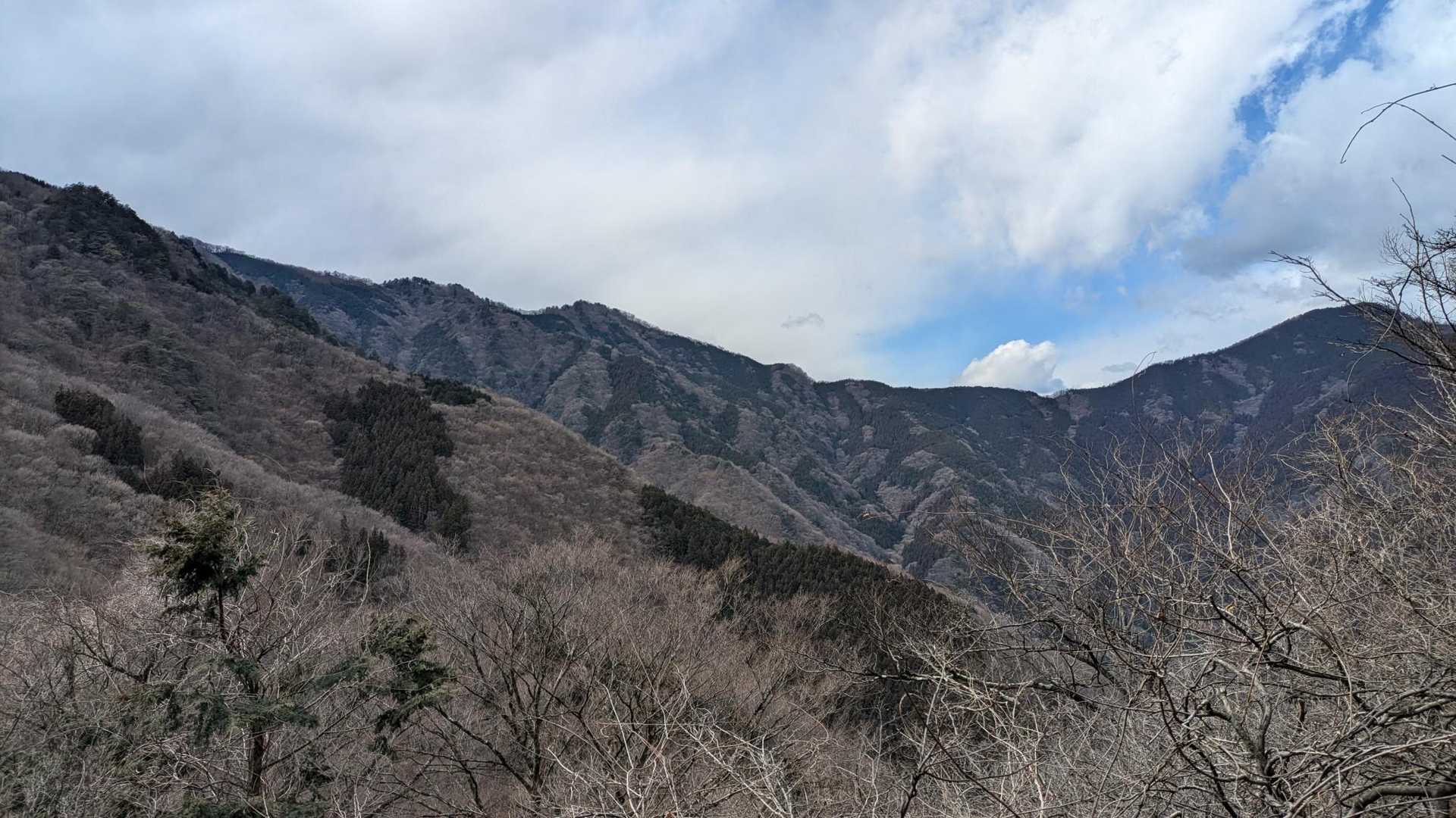 振り返って歩いてきた稜線