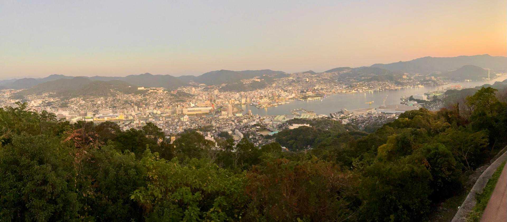 長崎は平地が少なく、傾斜面にも建物が建てられているので、暗くなると夜景が綺麗🤩